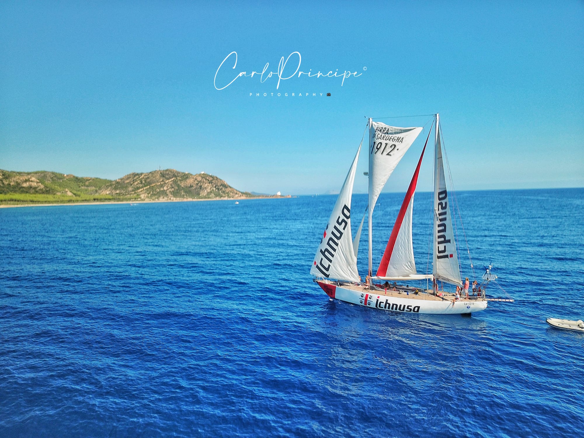 Noleggia la barca a vela con in Sardegna lungo la costa di Cagliari